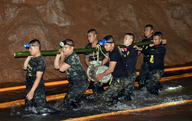 Unas 20 bombas de extracción funcionan sin descanso y extraen de la cueva miles de litros a la hora.