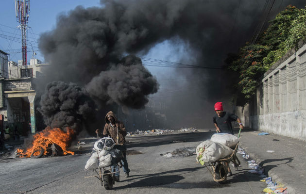 Varios negocios fueron saqueados por la población que se tomó las calles. FOTO/EFE