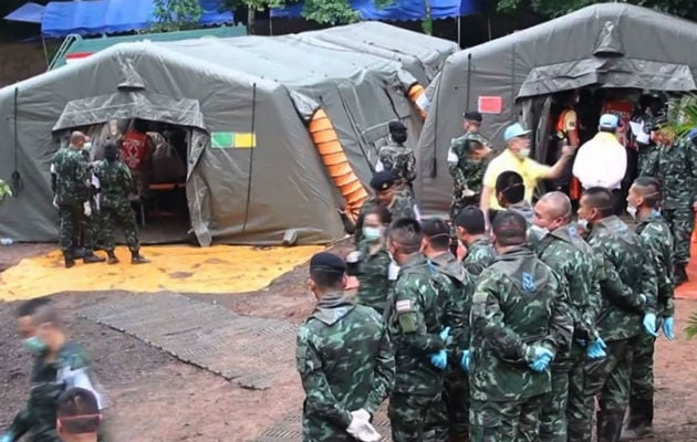 Un helicóptero en aparentes tareas de traslado de emergencia sobrevoló el campamento.