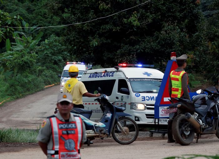 Traslado de los jóvenes rescatados en ambulancia. Foto EFE