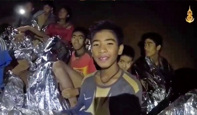 Momentos en que los jóvenes fueron encontrados en la cueva, para luego planear su rescate. FOTO/AP