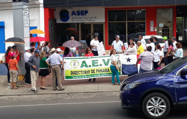 Se ubicaron con pancartas frente a la sede de la Asep. Foto: Eric A. Montenegro. 