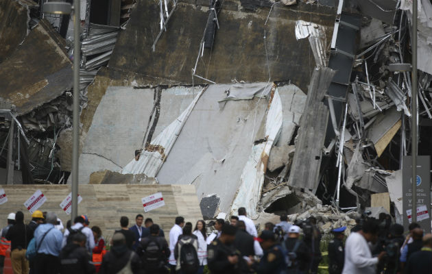 Inspeccionan el área comercial que colapsó en un área acomodada de la ciudad de México. FOTO/AP