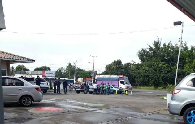 Unidades antinarcóticos revisan el auto de una unidad policial. Foto/José Vásquez