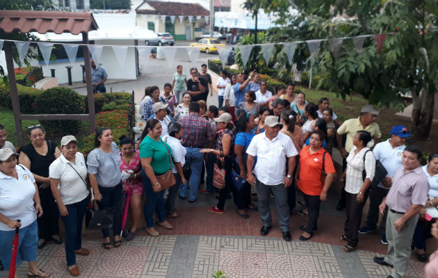 Docentes concentrados en el parque Unión de Chitré. Foto: Thays Domínguez.