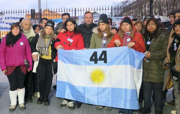 Algunos familiares de los tripulantes desaparecidos. Foto: EFE 