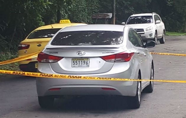 El auto fue interceptado en la entrada del residencial. Foto: Diómedes Sánchez. 