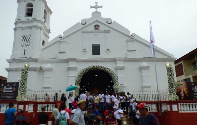 Feligreses reunidos en la entrada de la iglesia en Las Tablas. Fotos. Thays Domínguez. 