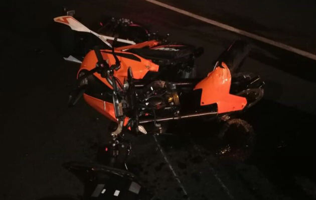 La moto quedó tendida en el pavimento. Fotos. Tráfico Panamá. 