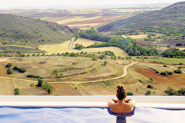 Vista desde la piscina del alojamiento Pedro Chicote. /Foto: Escapadarural