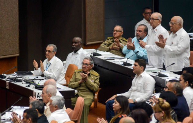 Los más de 600 diputados de la Asamblea Nacional del Poder Popular (Parlamento unicameral) se citan desde hoy hasta el lunes en La Habana para pulir los 224 artículos divididos en 11 títulos, 24 capítulos y 16 secciones de la nueva Carta Magna.