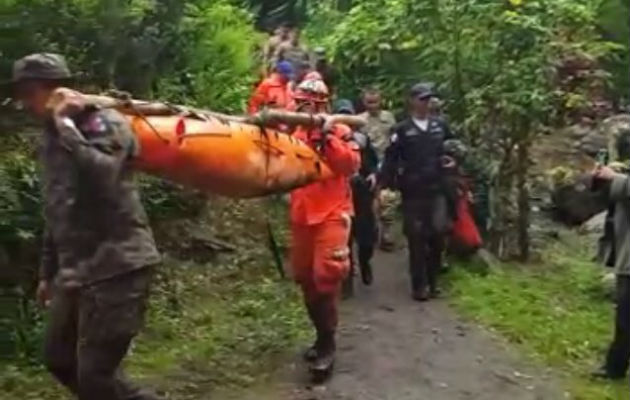 El Sinaproc, traslada al joven de 14 años a una ambulancia para su traslado a un centro médico. Foto/FTC/Sinaproc