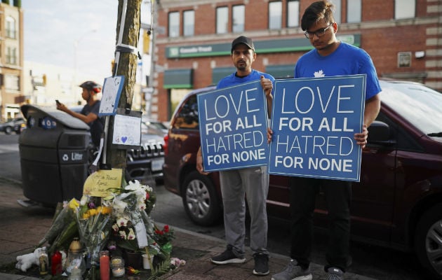 Rinden homenaje a las víctimas del tiroteo en Toronto. FOTO/AP