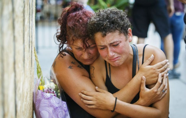 Conocidos de una de las fallecidas lloran por su partida. FOTO/AP