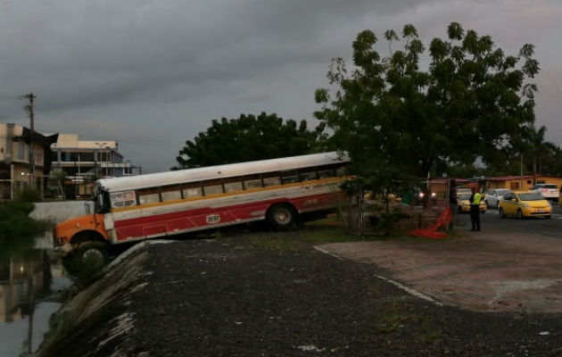 El autobús quedó en la cuneta por donde pasa el agua. Foto: Diómedes Sánchez. 