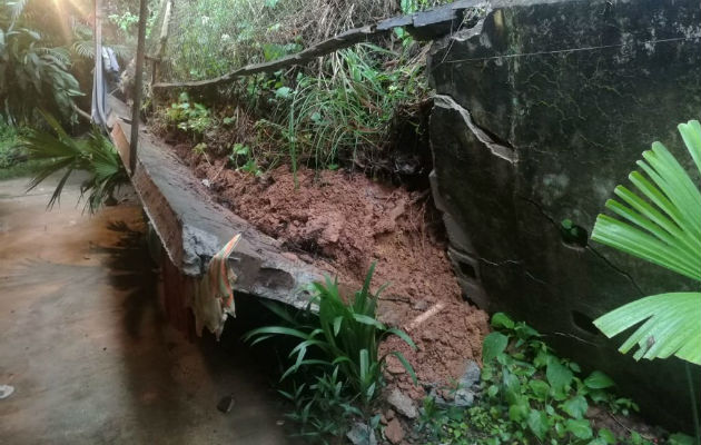 Se acordonó el área por deslizamiento en una casa en Arraiján. @Sinaproc_Panama