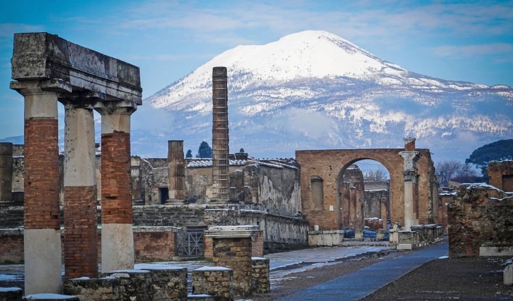 Vista del Vesubio (al fondo) desde el yacimiento arqueológico de Pompeya (Italia). 