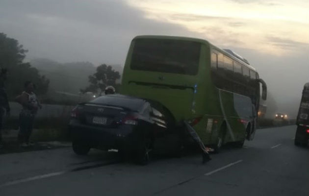 El cabo segundo del Senan quedó incrustrado en la parte trasera del bus. Foto/Víctor Eliseo Rpdríguez