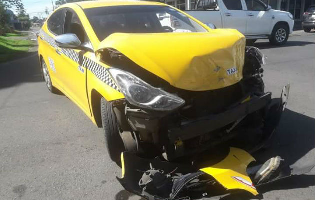 El taxi llevó la peor parte en el accidente de tránsito. FOTO/Mayra Madrid