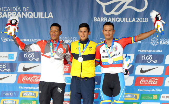 Christofer Jurado de Panamá (izq.) festeja su medalla de plata. Foto:EFE