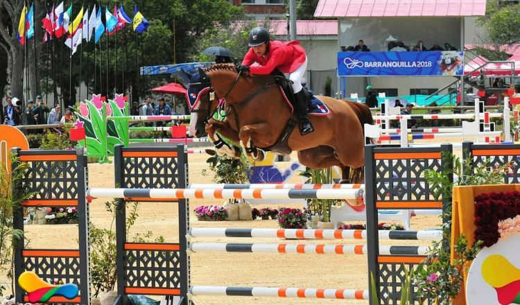 Clotilde Lewis sobre el lomo de Querentino hace su recorrido en la pista de la Escuela de Equitación del Ejército. Cortesía