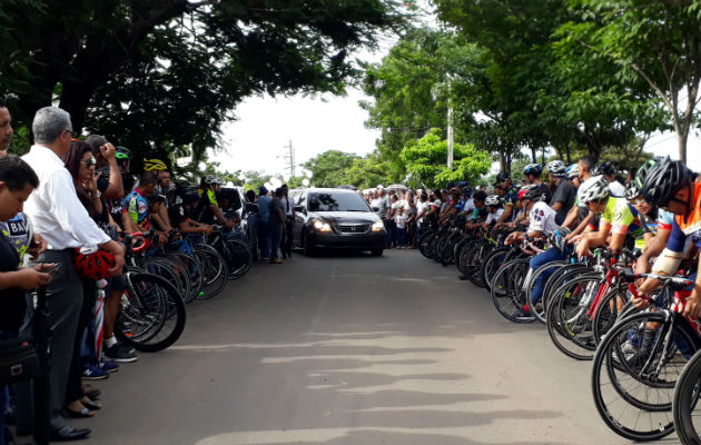 Ciclistas de todo el país realizaron una calle de honor para rendirle homenaje. Foto: Thays Domínguez. .