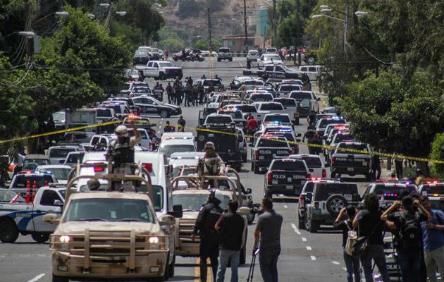 Policías estatales y federales acordonan la zona, donde un hombre fue abatido por la policía. Foto: EFE 