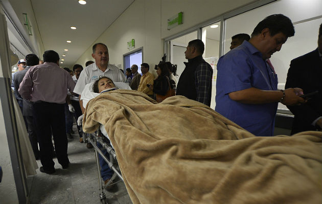 Varios de los heridos fueron trasladados rápidamente a los centros hospitalarios. FOTO/EFE