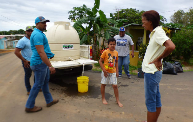 Se lleva a cabo la distribución de agua potable. Foto: Thays Domínguez.  