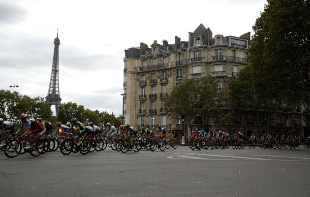 Se desconoce si la Torre Eiffel de París, abrirá sus puertas. FOTO/AP