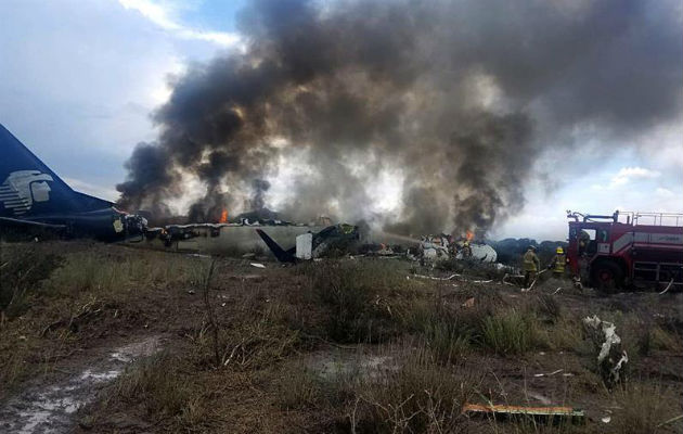 En el lugar del accidente se ha iniciado la remoción de los restos del avión. Foto: EFE 