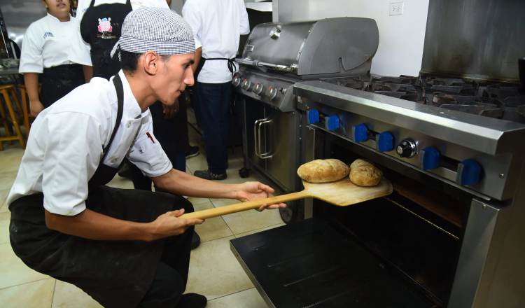 Los jóvenes tienen la oportunidad de crecer en diversas ramas. 