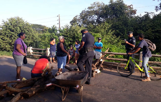 Los lugareños colocaron troncos y ramas de árboles para cerrar la vía. Fotos: Thays Domínguez. 