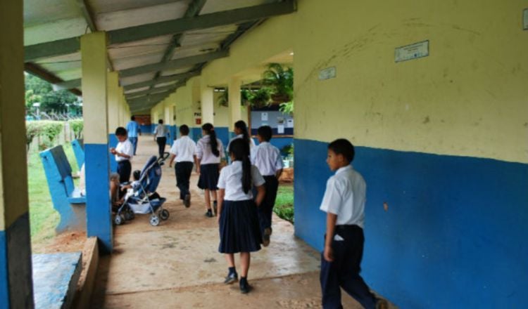 Son los jóvenes quienes pierden valiosas horas de clases por falta de docentes. /Foto: Panamá América