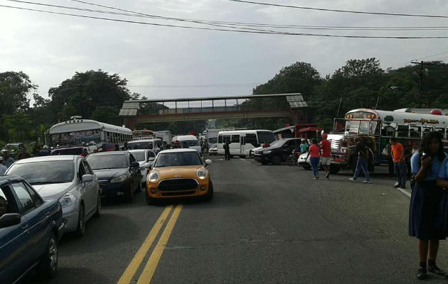 El cierre de padres de familia y docentes del Centro Educativo del Giral. Foto: Diómedes Sánchez.   