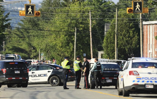 Los agentes de policía inspeccionan el área de un tiroteo en Fredericton. Foto: AP 