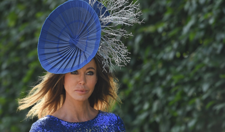 A la hora de peinar el cabello  es aconsejable la contención. Menos siempre es  más. /Foto: EFE