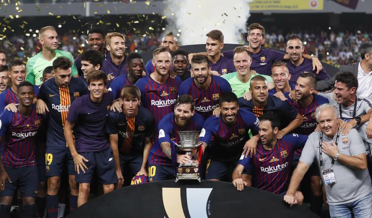 Los jugadores del Barcelona posan con el trofeo tras la final de la Supercopa. /Foto EFE