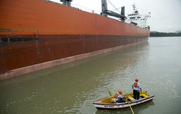 Trabajadores del Canal prestan asistencia a un buque en la vía. Foto: Ilustrativa/EFE.