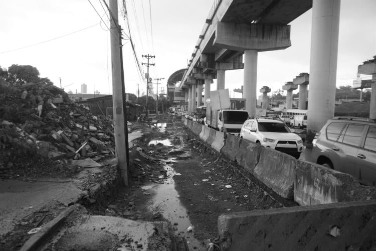 Intransitables tramos y la cochina basura, espejo de nuestra personalidad, yace allí.