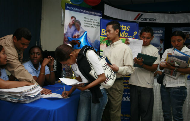 Panameños averiguan sobre los derechos laborales.