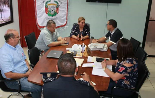 Durante la reunión la alcaldesa  aprovechó para presentar ante el comisionado Núñez a la jueza de paz de David Ana Gantes y al funcionario de cumplimiento Irving Martínez.