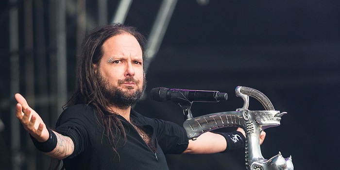 Vocalista de Korn. 