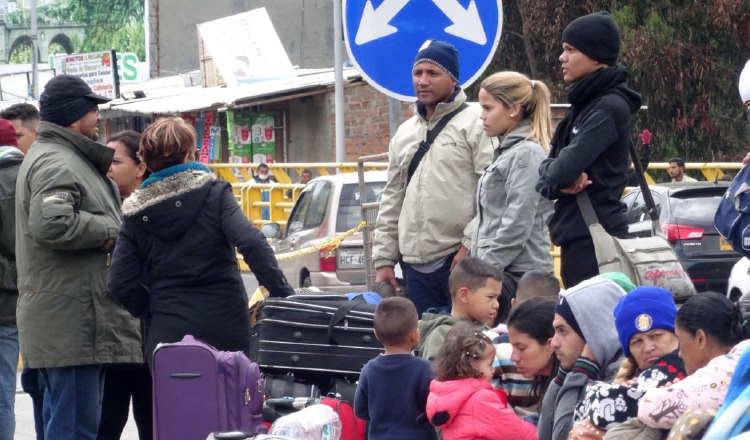 Venezolanos esperan en el puente internacional de Rumichaca. EFE