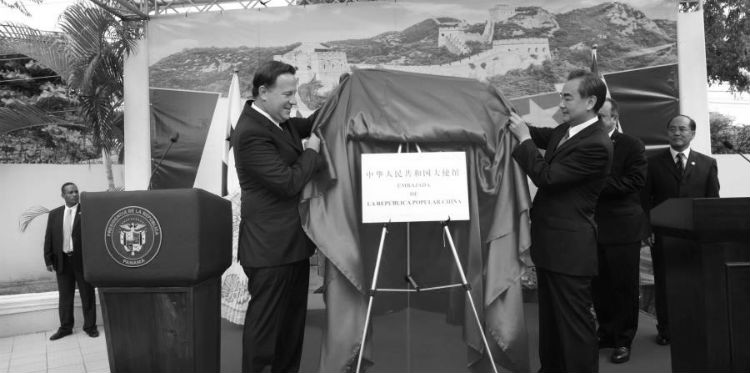 El presidente panameño, Juan Carlos Varela (I) y el canciller chino, Wang Yi develan la placa con la cual se inaugura la embajada de China. Foto:EFE