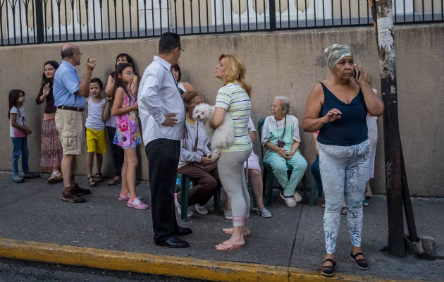 Los ciudadanos salieron de sus casas al sentir el nuevo movimiento telúrico. FOTO/EFE