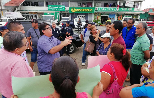 Los manifestantes reclaman al Mop la entrega de gravilla y aceite. Fotos: Eric A. Montenegro. 