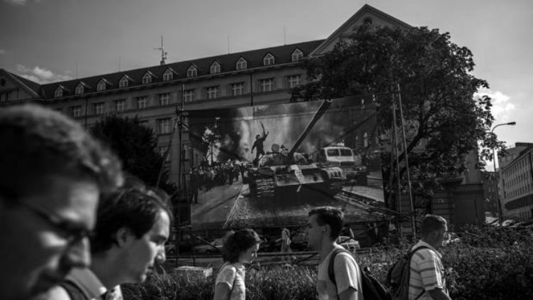 Imagen del fotógrafo checo Josef Kouldelka en Praga, cuando tanques soviéticos entraron a esa ciudad, el 20 de agosto 1968. Foto/EFE.