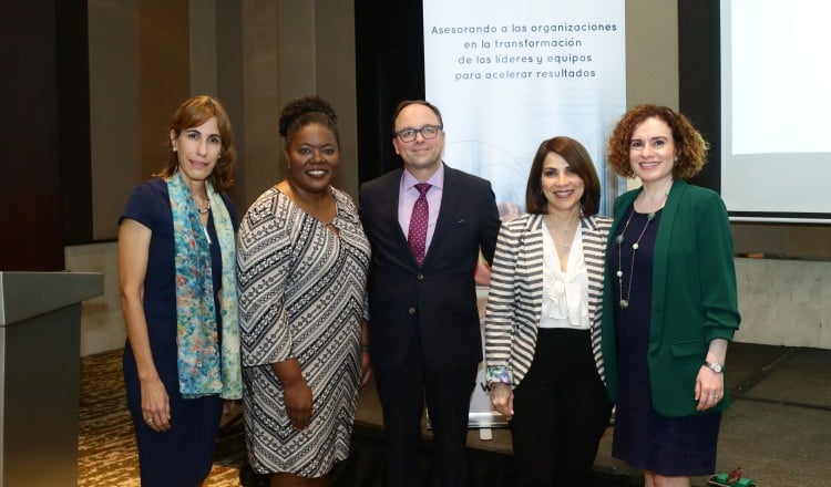 1.  María Eugenia Fonseca, Cleide Cooper, Vince Molinaro, Elba de Carrizo y Leticia Zuno.