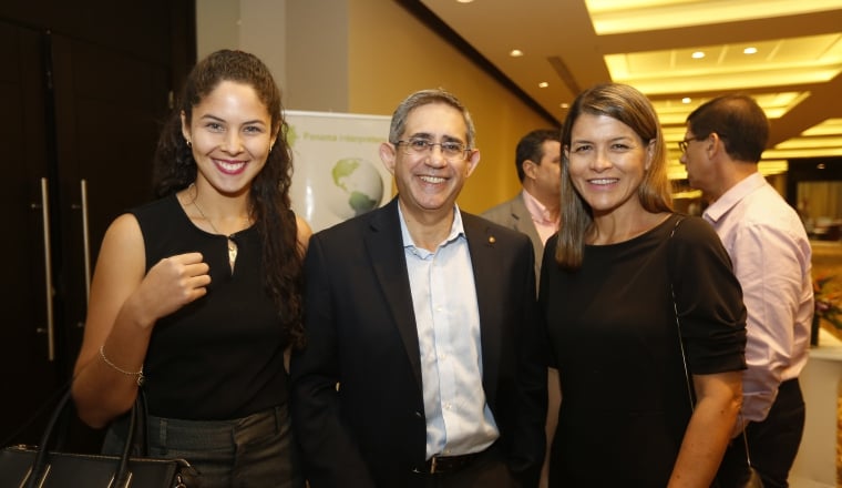 2.  Jackeline Narvaes, Humberto Carlo y Ana María Henao.